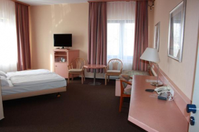 Гостиница Hotel Christinenhof garni - Bed & Breakfast  Амт Гадебуш